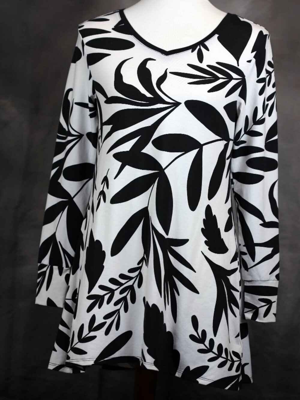 Lularoe Elizabeth Black & White Botanical V-Neck Tunic XS